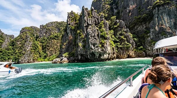 Phi Phi Island Speedboat Cruise by Patel World Tour
